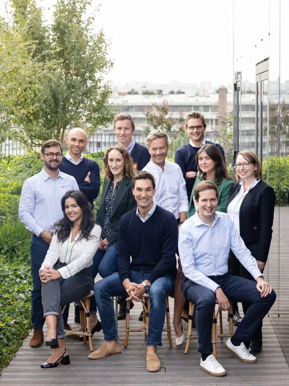 \Equipe Osmo à l'extérieur, assis et debout