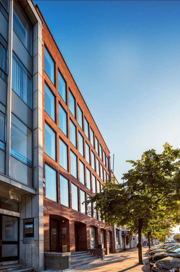 Immeuble moderne en brique