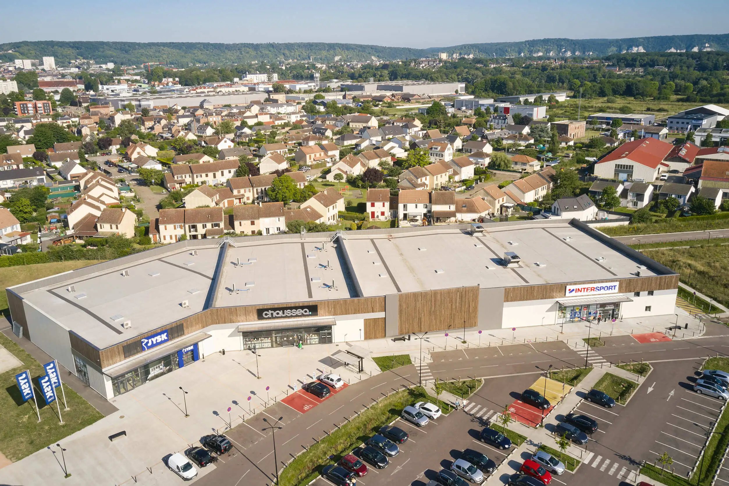 Vue des magasins retail Jysk Chaussea et Intersport