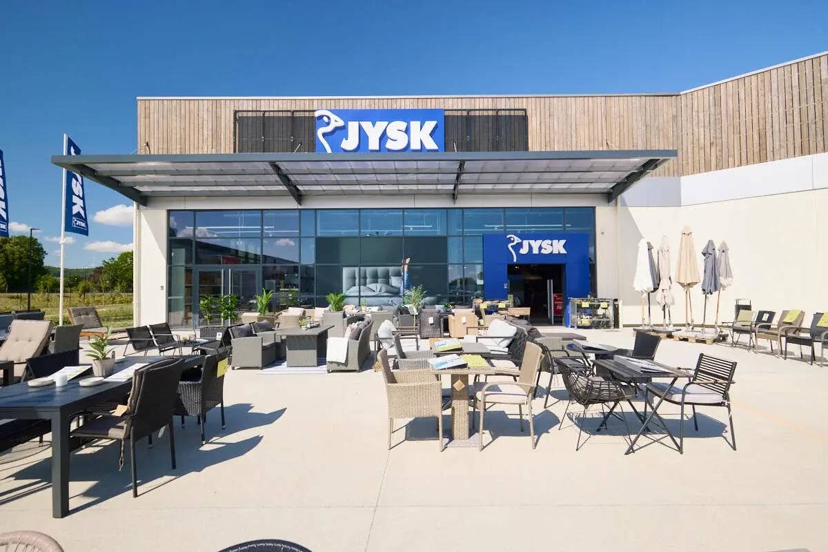 Jysk devanture avec meubles d'extérieurs