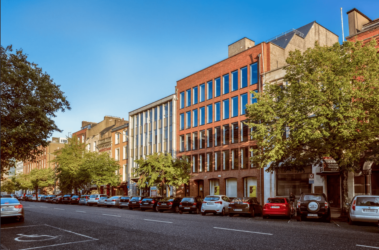 Rue urbaine ensoleillée avec immeubles en brique