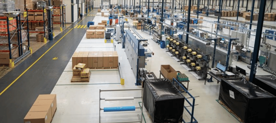 entrepôt logistique avec machines et cartons.